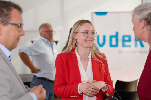 Daria Hunfeld (Mitte) im Gespräch mit Prof. Dr. Höftberger und Claudia Ackermann